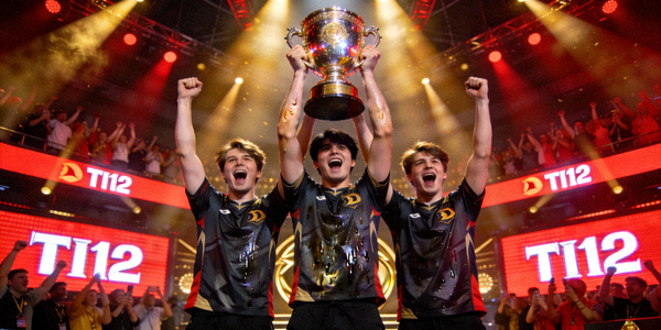 DOTA2国际邀请赛TI12冠军战队举起奖杯的激动瞬间