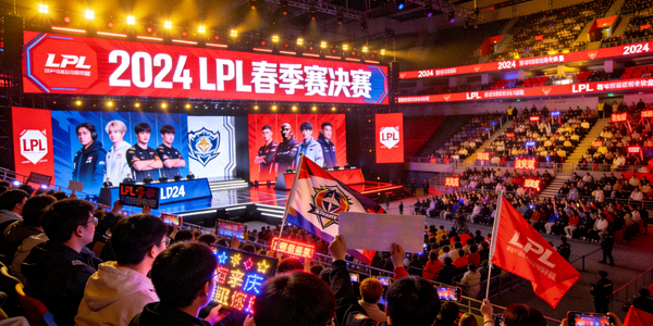 英雄联盟职业联赛LPL春季赛决赛现场，观众座无虚席